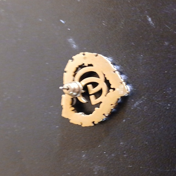 Authentic Gucci Heart Shaped Faux Pearl Earrings - Picture 5 of 5